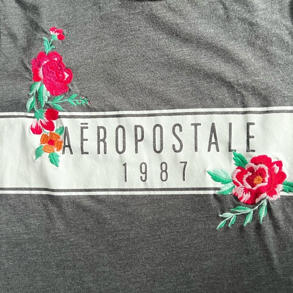 Aeropostale Grey Embroidered Floral Tee – Size XL - Picture 2 of 3